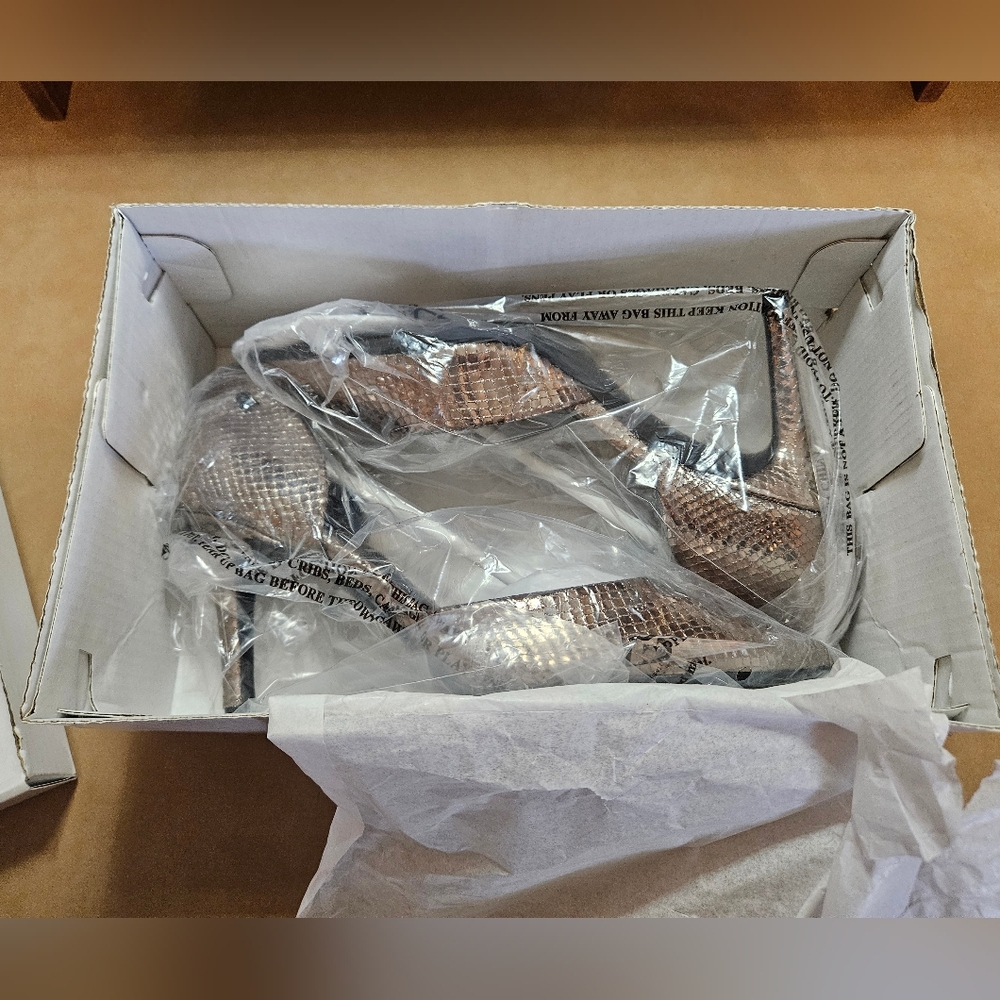 NIB Calvin Klein Size 6 Pewter Gloria - Picture 8 of 9
